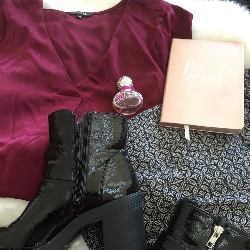 Burgundy three-quarter top